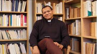 Natural do sul da Bahia, o padre Welly, de 43 anos, é pároco da Igreja Saint-Saturnin (São Saturnino) desde 2021 e também leciona em um seminário na região de Paris.