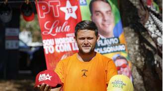 Um vendedor exibe bonés à venda dos candidatos à presidência do Brasil, Luiz Inácio Lula da Silva e Flávio Bolsonaro, em um bairro residencial de Brasília, em 11 de setembro de 2026.