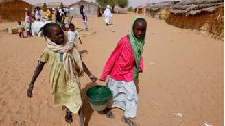 Jovens refugiadas sudanesas transportam água perto de uma seção eleitoral no campo de refugiados de Zamzam, nos arredores de El Fasher, em Darfur, no Sudão. (Imagem ilustrativa)