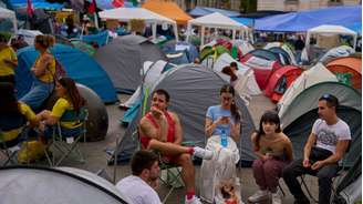 Esta foto de 28 de setembro de 2026 mostra manifestantes que estão acampados desde sábado (26) na Puerta del Sol, no centro de Madri.