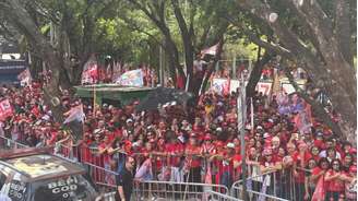 Apoiadores acompanham o ato de campanha do presidente Lula em Fortaleza, no Ceará.