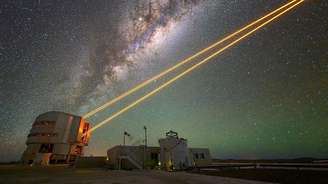Feixes de laser saindo do Telescópio Muito Grande (VLT) no deserto do Atacama, no Chile