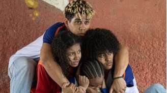 Ítalo (Fabrício Assis), Peixe (Cauê Campos), Glorinha (Laura Luz) e Samuca (Kadu Spinola) de Por Você (Divulgação/TV Globo)