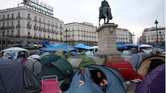 Manifestantes estão acampados na Praça Puerta del Sol, em Madri, em protesto contra a crise imobiliária na Espanha. (28 de setembro de 2026)