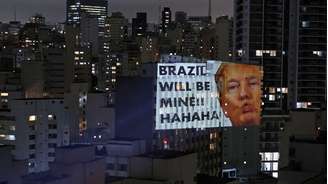 'O Brasil será meu': projeção em São Paulo ironiza interesse de Trump na eleição presidencial.