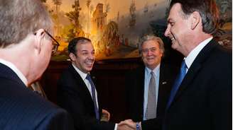 Nesta foto, de 17 de março de 2019, mostra o então presidente Jair Bolsonaro cumprimentando o editor da revista New Criterion, Roger Kimball (à esquerda), o diretor de investimentos da Pantera Capital, Gerald Brant (segundo da esquerda), e o ex-estrategista do presidente dos EUA, Donald Trump, Stephen Bannon (segundo da direita), durante um encontro com influenciadores de direita na Embaixada do Brasil em Washington, DC, nos Estados Unidos.