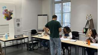 Eleitores brasileiros começaram a votar logo cedo na capital francesa para a eleição presidencial de 2026.