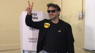 O candidato à presidência pelo Missão, Renan Santos, votou na manhã deste domingo (4) em uma escola estadual da Zona Sul de São Paulo.