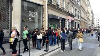 Eleitores brasileiros em Paris fazem fila para votar para presidente da República. Em 4 de outubro de 2026.