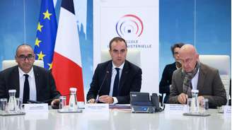 O primeiro-ministro francês, Sébastien Lecornu (centro), e o ministro do Interior, Laurent Nuñez (à esquerda), participam de uma reunião de crise em Paris sobre os bloqueios de escolas de ensino médio. O governo francês tenta conter a onda de protestos estudantis no país.