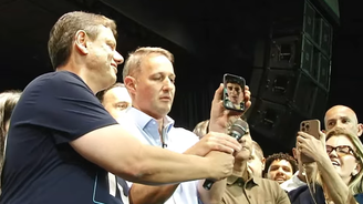 Nikolas Ferreira, reeleito deputado federal por Minas Gerais, falou por videochamada com o governador reeleito de São Paulo, Tarcísio de Freitas, durante o discurso de vitória