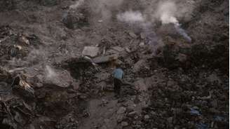 Uma criança em uma montanha de escombros na Cidade de Gaza, em 8 de junho de 2026.