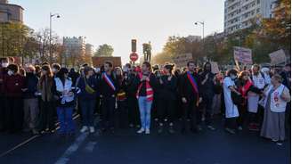 Estudantes se reúnem antes do início de uma manifestação contra a falta de recursos nas escolas, em Paris, nesta terça-feira, 6 de outubro de 2026.