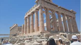 O Partenon é um templo com mais de 2.500 anos, símbolo da Grécia, que se ergue sobre a colina da Acrópole, em Atenas.