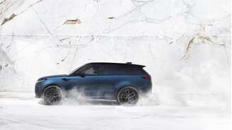 O Range Rover Sport Electric mantém a proposta de desempenho fora de estrada, com capacidade de atravessar trechos alagados de até 900 mm e encarar inclinações de até 45 graus