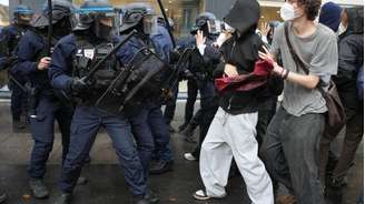 Policiais e estudantes durante protestos em Paris, em 7 de outubro de 2026.