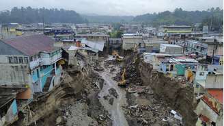 O rio Pinula transbordou após chuvas incessantes ligadas ao fenômeno El Niño, provocando erosão severa e o desabamento de casas no bairro de Villa Hermosa I, em San Miguel Petapa, Guatemala.