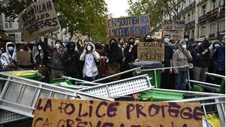 Des manifestants participent à un blocage de rue lors d'une manifestation de solidarité avec les lycéens près de Sciences Po Paris, le 7 octobre 2026.