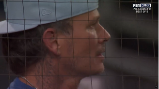 Tom DeLonge se emociona ao ouvir 43 mil torcedores cantando Blink-182 em jogo