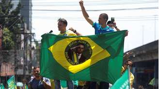 Douglas Ruas esteve em carreata com Flávio Bolsonaro neste sábado (10/10)