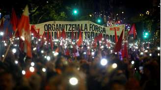 Manifestações por reformas das políticas de habitação continuam a mobilizar pessoas em cidades como Barcelona. (09/10/2026)