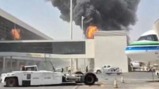 Fumaça e chamas no Aeroporto King Khalid, em Riade, na Arábia Saudita, em 8 de outubro de 2026, após o grupo Houthis do Iêmen, apoiado pelo Irã, afirmar ter atacado o local; imagem extraída de um vídeo de rede social.