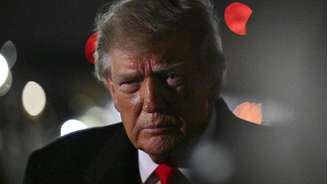 O presidente dos Estados Unidos, Donald Trump, conversa com jornalistas após desembarcar na Base Aérea de Andrews, em Maryland, em 10 de outubro de 2026.