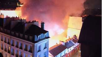 Incêndio atinge o histórico mercado dos Enfants Rouges, no centro de Paris; fogo destruiu o local durante a madrugada de segunda-feira (12) e deixou uma pessoa levemente ferida.