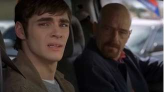 Bryan Cranston homenageou RJ Mitte, seu filho na ficção em 'Breaking Bad', após a morte do ator aos 34 anos