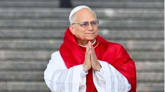 O papa Leão 14, de mãos postas
