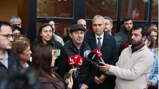 Serhan Asker, coordenador-geral de programas da Halk TV, fala na filial de Ancara poucas horas após uma operação policial na sede da emissora em Istambul.