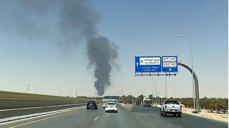 Grande coluna de fumaça preta se ergue da área de armazenamento de combustível do Aeroporto Internacional King Khalid, em Riade, na Arábia Saudita, em 19 de setembro de 2026; imagem foi registrada com um celular.