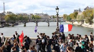 Estudantes exibem uma bandeira francesa durante manifestação em Paris; movimento ganhou força com reivindicações por mais recursos para a educação e contra o aumento do custo de vida.