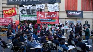 Estudantes assistem a uma aula ao ar livre em uma universidade pública de Buenos Aires, na Argentina, na terça-feira, 13 de outubro de 2026, como parte de uma manifestação que reivindica um aumento no financiamento para a educação pública.