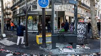 Rua em Paris cheia de lixo e destruição após os protestos