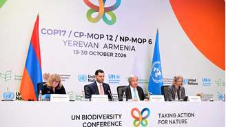 Astrid Schomaker, secretária executiva da Convenção sobre Diversidade Biológica; Hambardzum Matevosyan, ministro do Meio Ambiente da Armênia e presidente da COP17; Antonio Guterres, secretário-geral das Nações Unidas; e Inger Andersen, subsecretária-geral da ONU e diretora executiva do Programa das Nações Unidas para o Meio Ambiente, participam de uma coletiva de imprensa na capital armênia, Yerevan, em 15 de outubro de 2026.