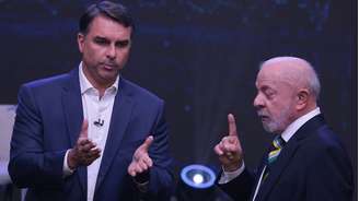 O senador Flávio Bolsonaro (PL) e o presidente Luiz Inácio Lula da Silva (PT) durante o primeiro debate entre os candidatos à Presidência no segundo turno.