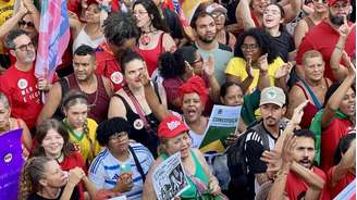 Milhares de pessoas lotaram o centro de Belo Horizonte para uma "caminhada com Lula". (22/10/2026)