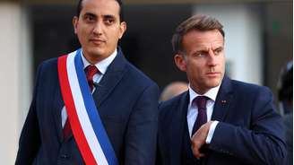 O presidente francês Emmanuel Macron visitou Trappes, a sudoeste de Paris, acompanhado pelo prefeito Ali Rabeh. Em 23 de outubro de 2026.