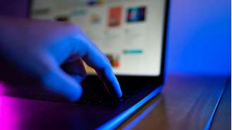 Computador navegando em sites