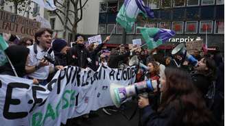 Apesar das mudança no trajeto e da redução do percurso, protesto começou de forma festiva em Paris em 24 de outubro de 2026.