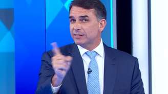 Flávio erra e chama mãe de menina morta a tiros pelo nome da própria filha em debate na Globo