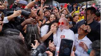 Lula chega para votar em escola de São Bernardo do Campo, na manhã deste domingo. (25/10/2026)