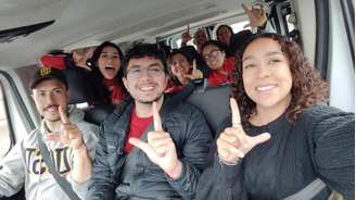 Brasileiros da região de Grenoble, no sudeste da França, alugaram uma van para vir a Paris votar.