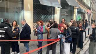 Eleitores brasileiros fazem fila para votar no Espaço Vinci em Paris, no centro da capital francesa, neste domingo 25 de outubro de 2026.