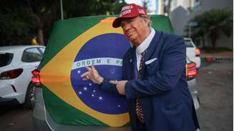 Homem vestido de Donald Trump em ato de Flávio Bolsonaro em Goiânia