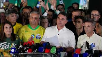 Senador Flávio Bolsonaro faz pronunciamento após vitória de Lula, e diz que vai pedir anulação da eleição. (25/10/2026)