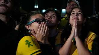 Eleitoras de Flávio acompanham virada de Lula nas eleições, no domingo. (25/10/2026)