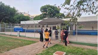 Eleitores e populares ficaram do lado de fora do CEF 03, na Asa Sul, após o fechamento dos portões