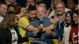 André Janones, que liderou um movimento de apoio digital à campanha de Lula, abraça o presidente reeleito em comemoração no dia 25 de outubro de 2026.